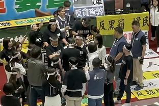 横滨球员在禁区内手夹球后解围，泰山球员集体示意，裁判没有表示